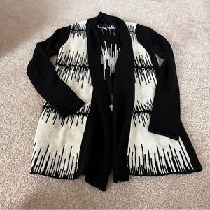 EUC Women’s 5/48 Black And White Sweater!